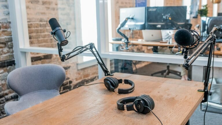 Deux casques audio sur une table en bois