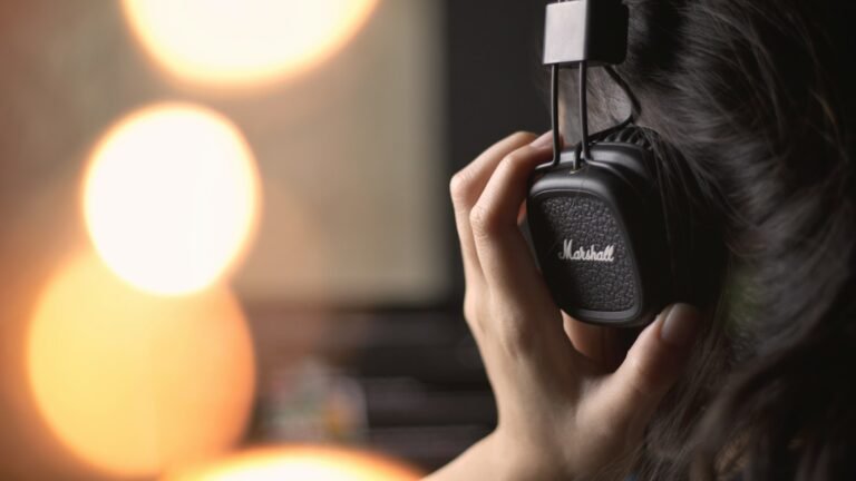 Personne portant un casque de studio fermé