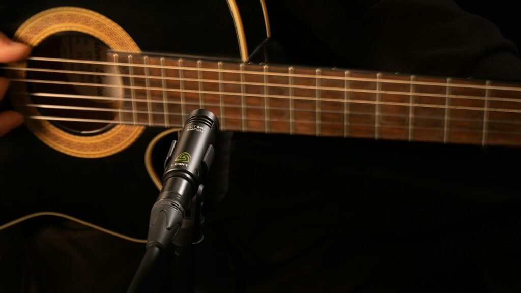 Guitare acoustique à côté d'un micro
