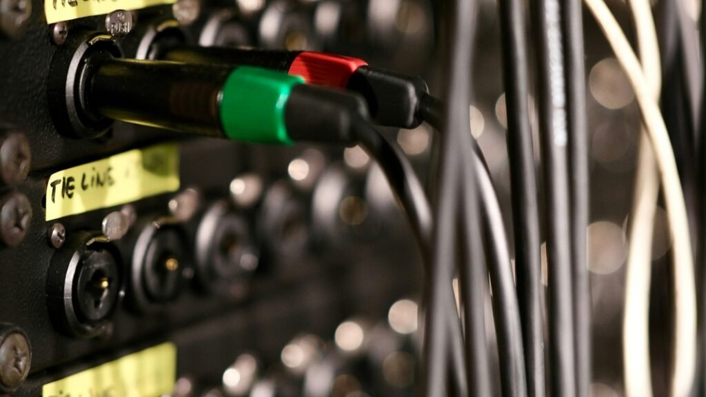 Câbles audio branchés sur une baie de brassage