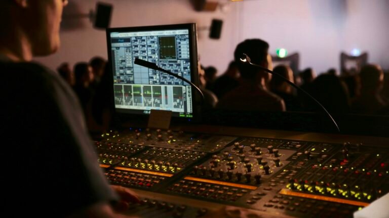 Ingénieur du son devant une console de mixage