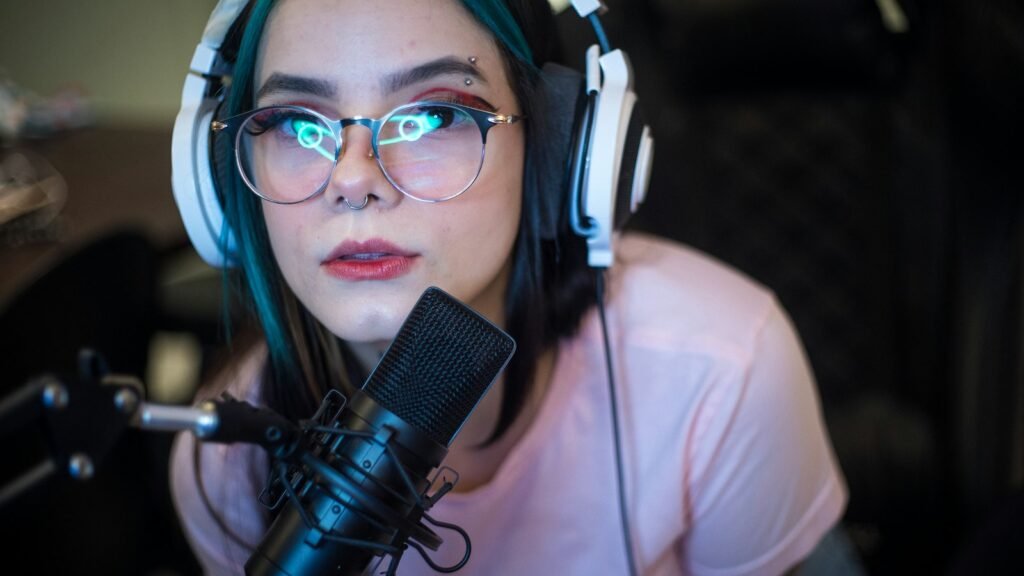 Streameuse avec casque parlant dans un micro