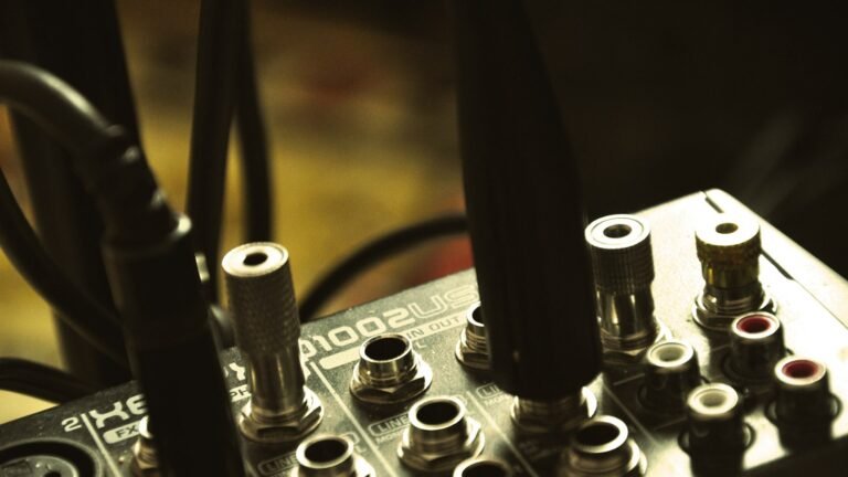 Console et interface audio en gros plan