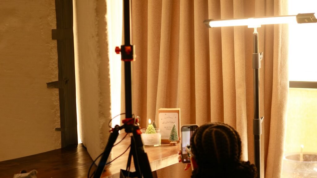 Tournage vidéo avec caméra sur trépied en intérieur