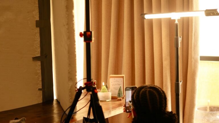 Tournage vidéo avec caméra sur trépied en intérieur