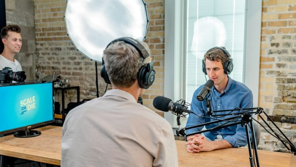 Deux animateurs enregistrent un podcast en studio