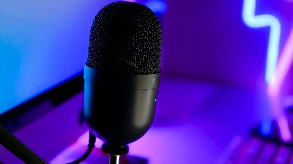 Micro installé devant un ordinateur portable pour le streaming